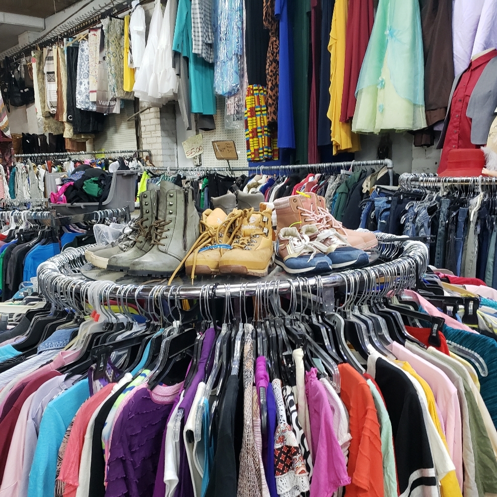 Variedad de ropa  de frio y primavera